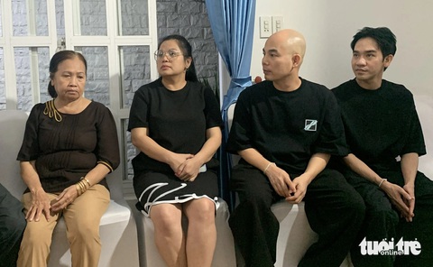 Nhà thiết kế Vũ Ngọc Tú (thứ hai, từ phải qua), Đinh Trường Tùng (bìa phải) chia buồn cùng gia đình - Ảnh: HOÀI PHƯƠNG Nhà thiết kế Vũ Ngọc Tú (thứ hai từ phải qua), Đinh Trường Tùng (bìa phải) chia buồn cùng gia đình - Ảnh: HOÀI PHƯƠNG