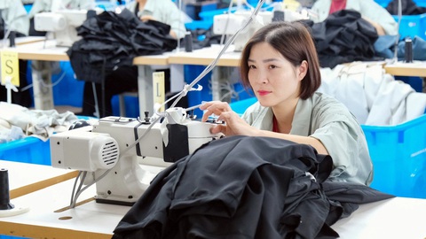 Phân chia lại vùng lương tối thiểu, các địa phương nói gì?- Ảnh 1. Công nhân sản xuất tại một nhà máy sản xuất vốn FDI nước ngoài tạiQuảng Ninh - Ảnh: HÀ QUÂN
