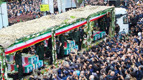 Vụ trực thăng chở Tổng thống Iran gặp nạn: Vẫn còn nhiều câu hỏi- Ảnh 1. Đoàn xe tang chở thi thể Tổng thống Ebrahim Raisi và những quan chức tử nạn đi qua đám đông ở thành phố Tabriz, tỉnh East Azerbaijan, ngày 21-5 - Ảnh: AFP