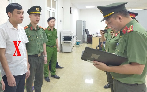 Tạm giam 3 bị can liên quan sai phạm tại Văn phòng đăng ký đất đai TP Sầm Sơn- Ảnh 3. Bị can Cao Xuân Hiệp (bìa trái) - Ảnh: Công an tỉnh Thanh Hóa cung cấp