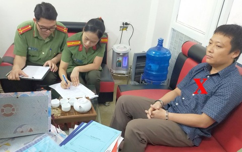 Tạm giam 3 bị can liên quan sai phạm tại Văn phòng đăng ký đất đai TP Sầm Sơn- Ảnh 1. Bị can Lê Huy Hoàng (bìa phải) - Ảnh: Công an tỉnh Thanh Hóa cung cấp