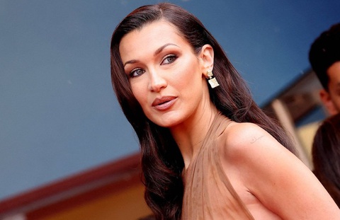 Bella Hadid nổi bật trên thảm đỏ Cannes ngày thứ 7 - Ảnh: Getty Bella Hadid nổi bật trên thảm đỏ Cannes ngày thứ 7 - Ảnh: Getty
