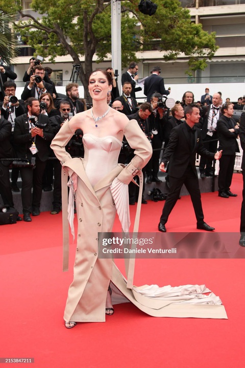 Hoa hậu Hoàn vũ Philippines 2015 'quấn chăn' lên thảm đỏ Cannes- Ảnh 8. Vì thoạt nhìn cứ như sắp tụt đến nơi bởi phần váy phía dưới khiến công chúng liên tưởng đến mẫu áo măng tô dài tụt hẳn xuống tận eo.