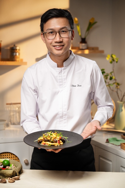 Lễ Phật đản, làm món măng trúc xào cà ri lá chanh- Ảnh 2. Trần Lê Thanh Thiện và món măng trúc xào cà ri lá chanh - Ảnh: NVCC