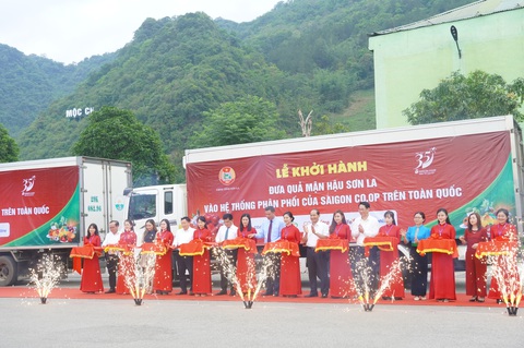 Mận hậu VietGap Sơn La Các lãnh đạo tỉnh Sơn La và Saigon Co.op phát động lễ khởi hành đưa quả mận hậu Sơn La vào hệ thống siêu thị - Ảnh: NGỌC KHANG