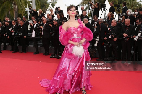 Hoa hậu Hoàn vũ Ấn Độ 2015 Urvashi Rautela bị chê sến với bộ váy hồng rườm rà, không ăn nhập thảm đỏ - Ảnh: Getty Hoa hậu Hoàn vũ Ấn Độ 2015 Urvashi Rautela bị chê sến với bộ váy hồng rườm rà, không ăn nhập thảm đỏ - Ảnh: Getty