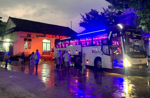 Chuyển tải gần 2.700 hành khách trên 12 đoàn tàu do sạt lở hầm Chí Thạnh- Ảnh 1. Đường sắt chuyển tải hành khách đi tàu tại ga La Hai (huyện Đồng Xuân, Phú Yên) từ chiều tối 21-5 - Ảnh: VNR
