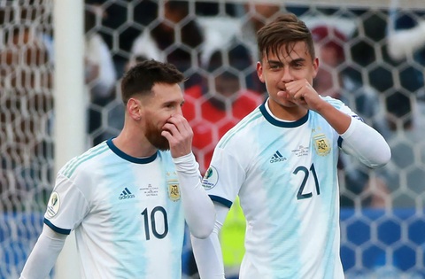 Người hùng World Cup bị Argentina loại khỏi danh sách dự Copa America 2024- Ảnh 1. Dybala (phải) không thể sát cánh Messi dự Copa America 2024 - Ảnh: GETTY IMAGES