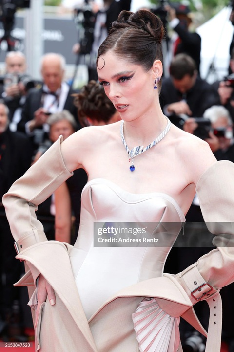 Hoa hậu Hoàn vũ Philippines 2015 'quấn chăn' lên thảm đỏ Cannes- Ảnh 9. Tuy nhiên, không thể phủ nhận khả năng tạo dáng của Coco Rocha khi biến mọi khung hình trở thành bìa tạp chí.