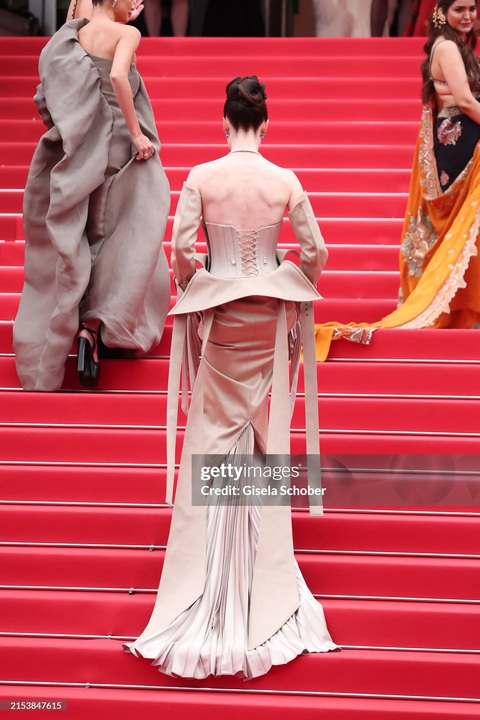 Hoa hậu Hoàn vũ Philippines 2015 'quấn chăn' lên thảm đỏ Cannes- Ảnh 10. Thiết kế vô cùng độc đáo này giúp cô khoe trọn thân hình mảnh khảnh.