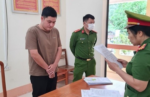 Bắt bị can mạo danh cán bộ ngân hàng chiếm đoạt hơn 80 tỉ đồng của nhiều người- Ảnh 1. Công an tống đạt quyết định khởi tố, bắt tạm giam với bị can Hiếu - Ảnh: Công an cung cấp