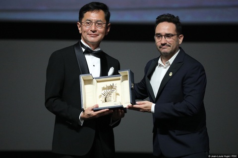 Cannes tôn vinh Studio Ghibli: Cành cọ vàng cho thế giới mộng mơ- Ảnh 10. Gorō Miyazaki nhận Cành cọ vàng danh dự từ Juan Antonio Bayona ở Cannes 2024