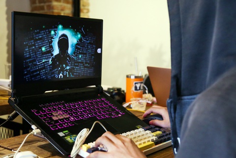 'Bỗng dưng' mất tiền trong tài khoản: ngân hàng tăng tốc bảo vệ khách hàng- Ảnh 3. Hacker có nhiều thủ đoạn tinh vi để xâm nhập vào tài khoản ngân hàng, mạng xã hội của người dùng - Ảnh: PHƯƠNG QUYÊN
