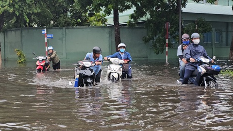 Hàng nghìn công nhân Bến Tre lội nước đi làm vì máy bơm không hoạt động- Ảnh 1. Các công nhân phải lội nước vào chỗ làm tại Khu công nghiệp Giao Long - Ảnh: MẬU TRƯỜNG