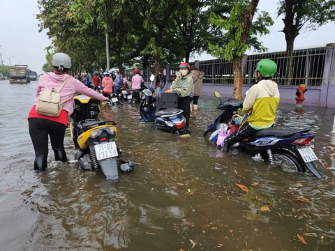 Hàng nghìn công nhân Bến Tre lội nước đi làm vì máy bơm không hoạt động- Ảnh 3. Hàng loạt xe của công nhân tại Khu công nghiệp Giao Long bị chết máy - Ảnh: MẬU TRƯỜNG