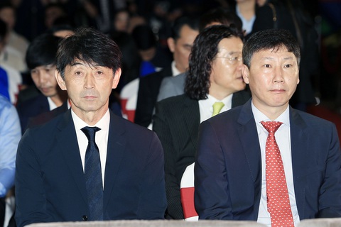 HV Masatada Ishii (trái) của đội tuyển Thái Lan không có nhiều thông tin về tân HLV trưởng đội tuyển Việt Nam Kim Sang Sik - Ảnh: MINH ĐỨC HV Masatada Ishii (trái) của đội tuyển Thái Lan không có nhiều thông tin về tân HLV trưởng đội tuyển Việt Nam Kim Sang Sik - Ảnh: MINH ĐỨC