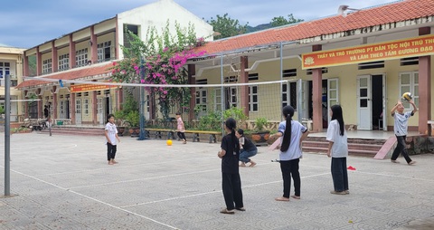 Trường phổ thông dân tộc nội trú lấy phòng của học sinh cho người ngoài ở, hiệu trưởng nói gì?- Ảnh 4. Học sinh Trường phổ thông dân tộc nội trú THCS Mường Lát chơi thể thao ở sân trường - Ảnh: HÀ ĐỒNG