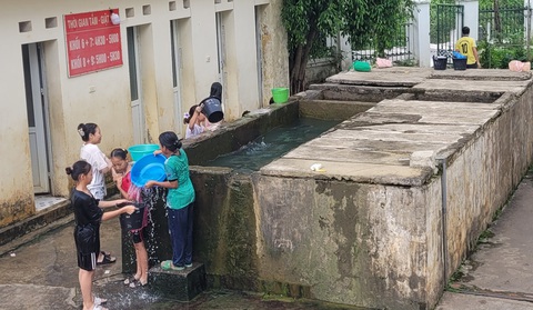 Trường phổ thông dân tộc nội trú lấy phòng của học sinh cho người ngoài ở, hiệu trưởng nói gì?- Ảnh 3. Học sinh Trường phổ thông dân tộc nội trú THCS Mường Lát tắm chung tại bể nước cạnh ký túc xá - Ảnh: HÀ ĐỒNG