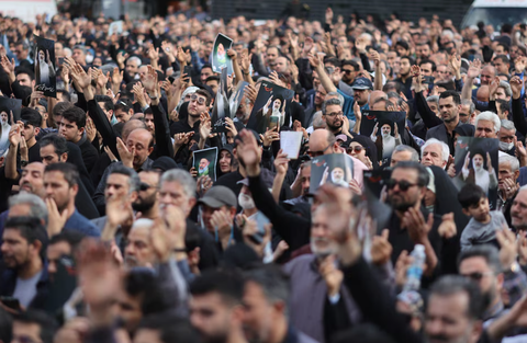Ngày đầu quốc tang tưởng nhớ cố Tổng thống Iran Ebrahim Raisi- Ảnh 5. Người dân tụ tập thương khóc ông Raisi tại thủ đô Tehran, Iran ngày 20-5 - Ảnh: REUTERS