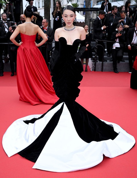 Blogger Jessica Wang với thiết kế độc đáo với phần đuôi váy xòe rộng - Ảnh: Getty Blogger Jessica Wang diện thiết kế độc đáo với phần đuôi váy xòe rộng - Ảnh: Getty