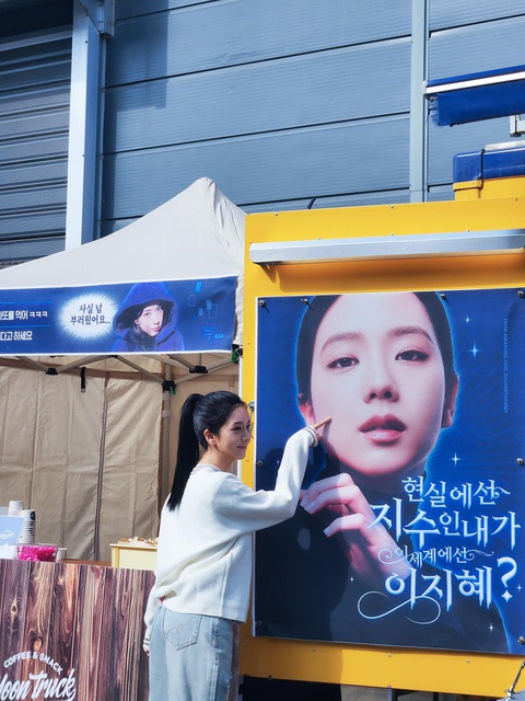 Jisoo bên xe cà phê của người hâm mộ gửi tặng đến đoàn phim Jisoo bên xe cà phê của người hâm mộ gửi tặng đến đoàn phim