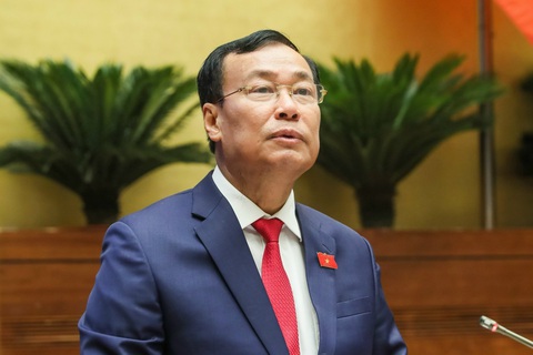 Đại biểu đề xuất điểm thắng cảnh là trạm dừng nghỉ, Thường vụ Quốc hội nói không hợp lý- Ảnh 1. Chủ nhiệm Ủy ban Quốc phòng và An ninh của Quốc hội Lê Tấn Tới trình bày báo cáo - Ảnh: GIA HÂN