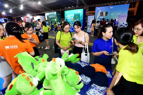 Được giảm giá sâu khi thanh toán online- Ảnh 2. Thanh toán không dùng tiền mặt ngày càng phổ biến - Ảnh: QUANG ĐỊNH