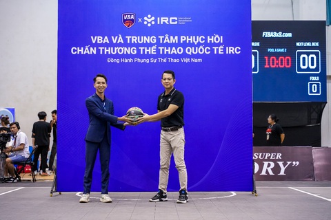 Trung tâm IRC trở thành đối tác bảo trợ y tế của VBA- Ảnh 1. Ông Lê Hữu Thái, phó giám đốc Trung tâm IRC (bên trái) và ông Trần Chu Sa, CEO VBA (bên phải) ký kết hợp tác