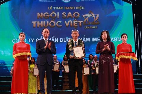 Imexpharm đạt danh hiệu ‘Ngôi sao thuốc Việt’ lần thứ 2- Ảnh 1. Ông Huỳnh Văn Nhung - Phó tổng giám đốc Khối Chất Lượng - đại diện Imexpharm nhận giải thưởng Ngôi sao thuốc Việt