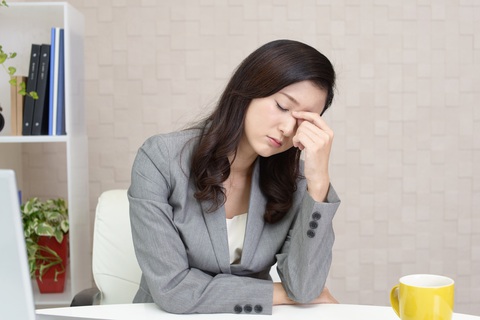 Vượt qua 3 vấn đề sức khỏe nữ giới thường gặp nơi làm việc- Ảnh 2. Tất cả những cơn đau đều làm giảm sức tập trung, hiệu suất làm việc. (Ảnh PhotoAC)