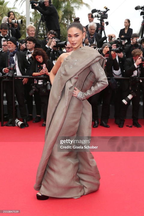 Hoa hậu Hoàn vũ Philippines 2015 'quấn chăn' lên thảm đỏ Cannes- Ảnh 1. Hoa hậu Hoàn vũ 2015 Pia Wurtzbach gây tranh cãi khi diện bộ váy như quấn chăn đến dự LHP Cannes