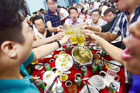 Người trẻ thiếu ngủ, dễ mắc bệnh tim mạch- Ảnh 1. Cần hạn chế uống rượu bia gần thời điểm lên giường đi ngủ - Ảnh: QUANG ĐỊNH