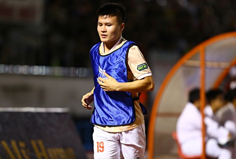 HLV Trần Tiến Đại: 'Quang Hải vẫn muốn chơi cho CAHN'- Ảnh 1. Quang Hải dự bị ở hiệp 1 trận thua trước CLB TP.HCM - Ảnh: QUANG THỊNH