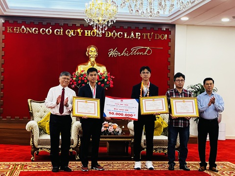 TP.HCM tặng bằng khen và thưởng 50 triệu đồng cho 2 học sinh đạt giải ISEF- Ảnh 1. Ông Nguyễn Văn Dũng (bìa phải) - phó chủ tịch UBND TP.HCM - trao bằng khen cho hai học sinh và giáo viên hướng dẫn - Ảnh: MỸ DUNG