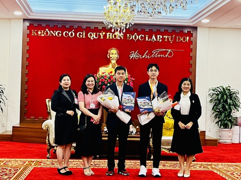 TP.HCM tặng bằng khen và thưởng 50 triệu đồng cho 2 học sinh đạt giải ISEF- Ảnh 2. Hai học sinh đạt giải nhận hoa từ các giáo viên Trường THPT chuyên Lê Hồng Phong - Ảnh: MỸ DUNG