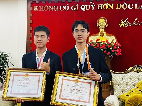 TP.HCM tặng bằng khen và thưởng 50 triệu đồng cho 2 học sinh đạt giải ISEF- Ảnh 3. Lê Tuấn Hy và Nguyễn Lê Quốc Bảo rạng rỡ khi được nhận bằng khen của UBND TP.HCM - Ảnh: MỸ DUNG