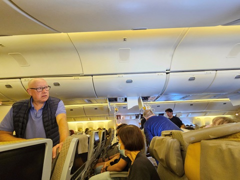 Cảnh báo nghiêm túc từ vụ máy bay Singapore Airlines gặp nạn- Ảnh 2. Trần máy bay hư hại sau vụ tai nạn trên máy bay Singapore Airlines - Ảnh: REUTERS