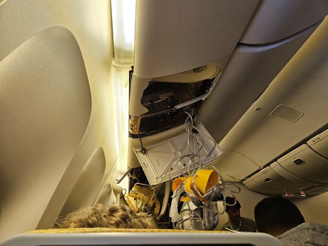 Cảnh báo nghiêm túc từ vụ máy bay Singapore Airlines gặp nạn- Ảnh 3. Một số hành khách kể rằng những người không thắt dây an toàn trên máy bay Singapore Airlines bị hất tung, đập mạnh vào ngăn chứa hành lý và trần máy bay - Ảnh: REUTERS