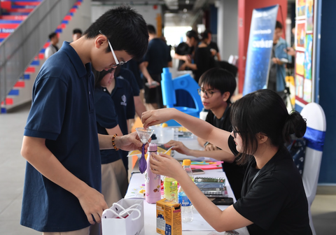 Học sinh hào hứng trải nghiệm trò chơi khoa học tại buổi phát động cuộc thi - Ảnh: TRÚC LINH Học sinh hào hứng trải nghiệm trò chơi khoa học tại buổi phát động cuộc thi - Ảnh: TRÚC LINH
