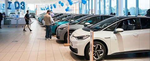 Cứ 5 xe bán ra có 1 xe điện: Xe điện sắp ngang bằng xe xăng- Ảnh 4. Ngay cả khi nhiều mẫu xe điện chưa có giá tối ưu như xe xăng, chi phí sử dụng thấp hơn được kỳ vọng sẽ giúp thuyết phục người dùng - Ảnh: AutoEvolution