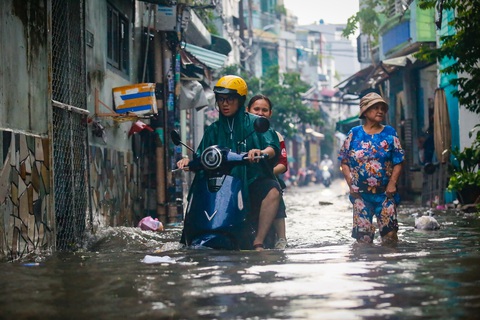 Thời tiết hôm nay 22-5: Từ Thanh Hóa trở vào Nam Bộ có mưa to, Bắc Bộ ngày nắng- Ảnh 1. Nam Bộ thời tiết có mưa chiều tối, đề phòng ngập - Ảnh: CHÂU TUẤN