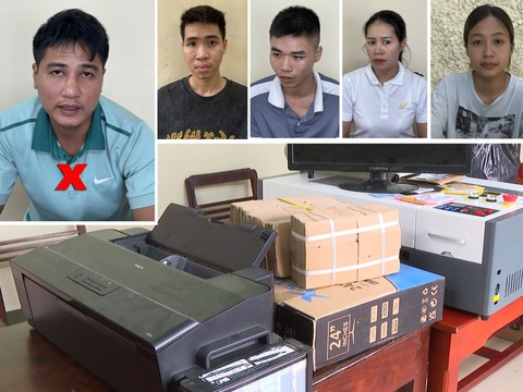 Phá đường dây sản xuất 2.000 giấy phép lái xe, đăng ký xe giả- Ảnh 1. Các bị can và tang vật vụ án - Ảnh: Công an tỉnh Thanh Hóa cung cấp
