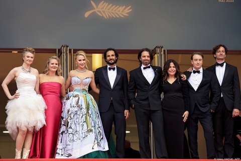 Phim bêu xấu ông Trump nhận tràng vỗ tay 8 phút tại Cannes- Ảnh 7. Đoàn phim The Apprentice trên thảm đỏ - Ảnh: GETTY IMAGES