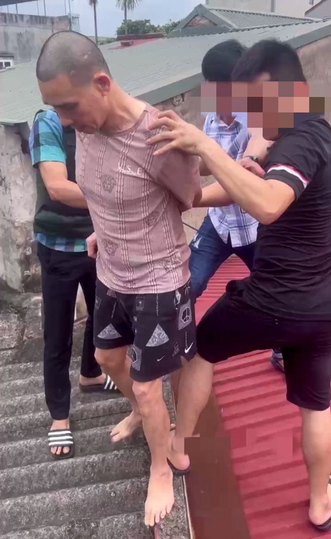 Tổ công tác bắt giữ kẻ đang bị truy nã Ngô Văn Đô trên mái nhà - Ảnh: CÔNG AN BẮC GIANG Tổ công tác bắt giữ người đang bị truy nã Ngô Văn Đô trên mái nhà - Ảnh: Công an Bắc Giang