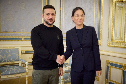EU chính thức phê chuẩn việc dùng lợi nhuận từ tài sản Nga cho Ukraine- Ảnh 1. Tổng thống Ukraine Volodymyr Zelensky (trái) và Ngoại trưởng Đức Annalena Baerbock gặp gỡ tại Kiev (Ukraine) ngày 21-5 - Ảnh: REUTERS