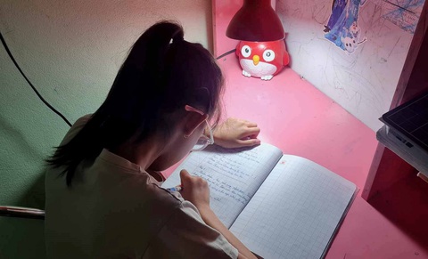 Học sinh sẽ không bị bắt buộc thi Đại sứ văn hóa đọc- Ảnh 1. Học sinh bậc tiểu học vì khả năng đọc hiểu, cảm nhận còn chưa hoàn thiện nên sẽ không bị bắt buộc phải tham gia cuộc thi Đại sứ văn hóa đọc - Ảnh: QUỐC NAM