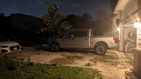 Xe điện tiếp điện cho... trạm xăng- Ảnh 2. Hình ảnh đã thu hút sự chú ý của CEO Ford - Ảnh: Michael Kaler/X