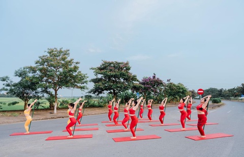 Thêm một nhóm yoga ra giữa đường quay video 'cúng' Facebook bị xử phạt- Ảnh 1. Nhóm yoga ra giữa đường tập tại thị trấn Kiến Xương, tỉnh Thái Bình gây cản trở giao thông - Ảnh cắt từ video