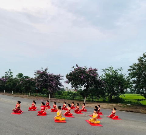 Thêm một nhóm yoga ra giữa đường quay video 'cúng' Facebook bị xử phạt- Ảnh 2. Nhóm yoga ra giữa đường tập bị xử phạt hành chính mỗi người 150.000 đồng - Ảnh cắt từ video