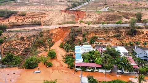 Mưa đầu mùa, cát đỏ tràn ngập cả đường và xe cộ ở Mũi Né- Ảnh 1. Cát đỏ từ trên đồi cao của một dự án bất động sản trôi xuống ngập đường sá, xe cộ ở phường Mũi Né, TP Phan Thiết, Bình Thuận